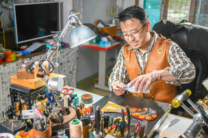 德州手造｜中式皮雕技艺传承人刘清辉：以刻刀为笔，赋生于皮革