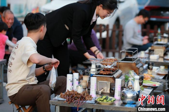 淄博烧烤火出圈，吸引市民前往打卡。　梁犇 摄