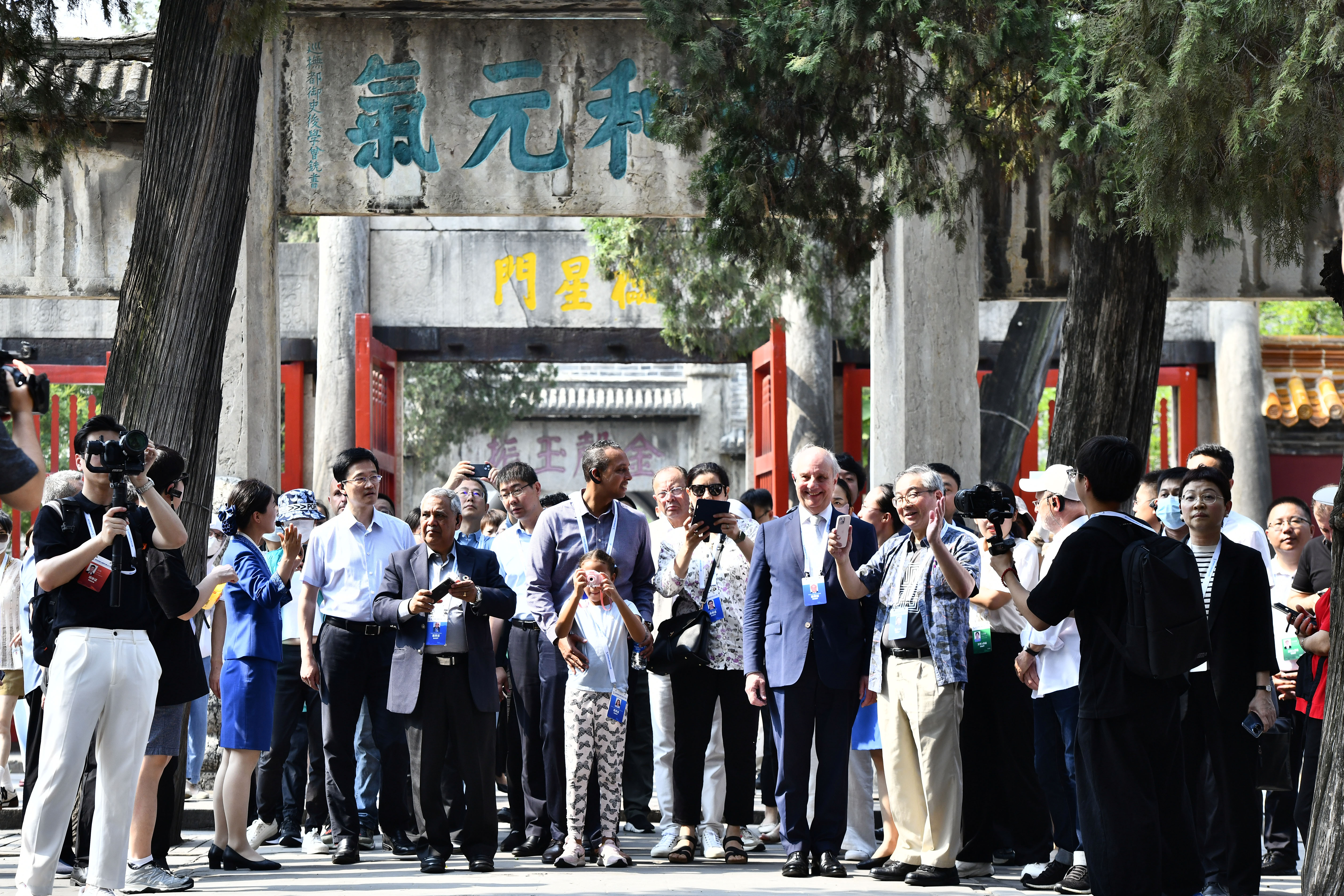参加世界互联网大会数字文明尼山对话的中外与会嘉宾和游客在曲阜孔庙参观。□新华社发 参加世界互联网大会数字文明尼山对话的中外与会嘉宾和游客在曲阜孔庙参观。□新华社发