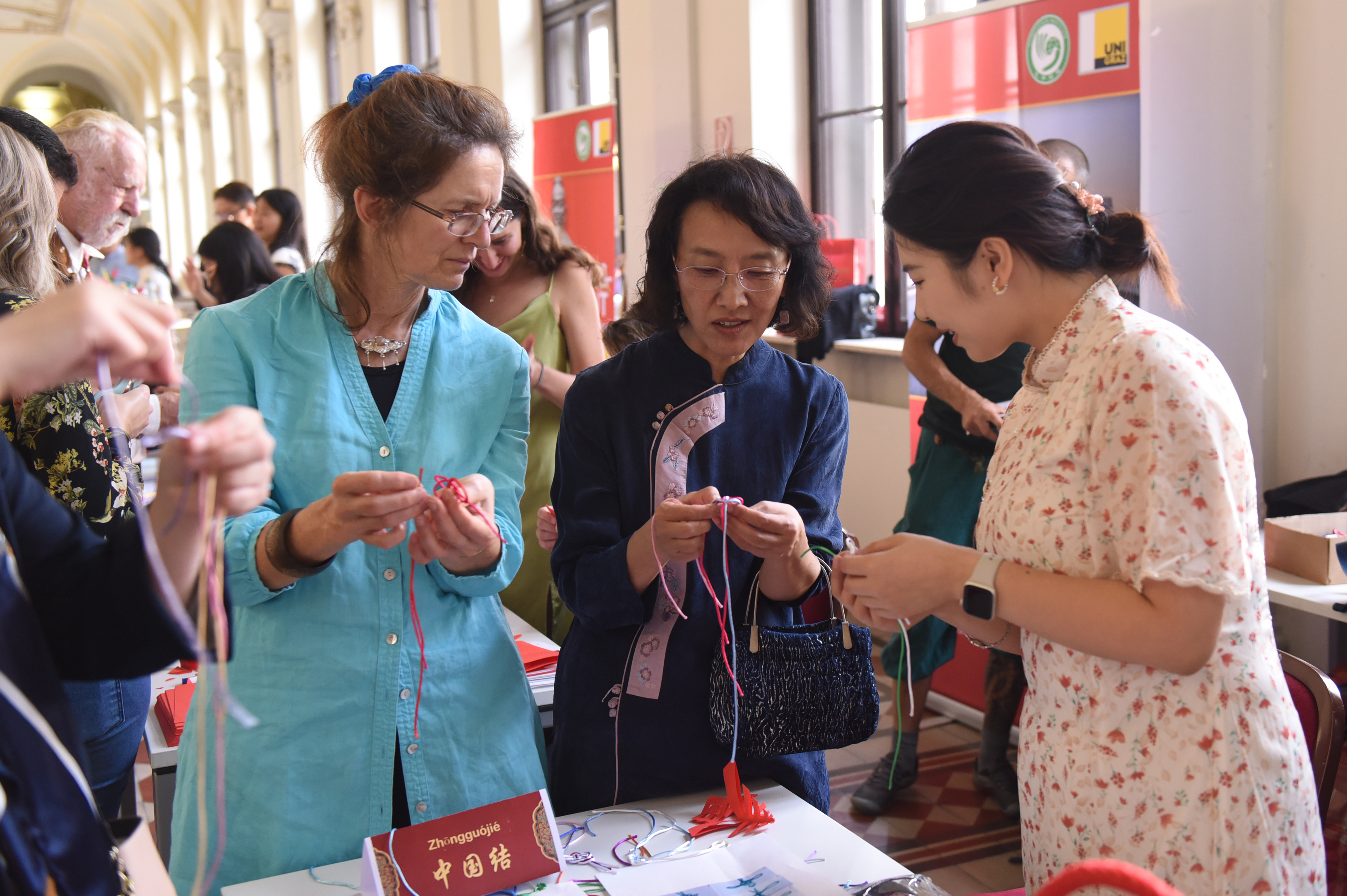 奥地利格拉茨大学孔子学院举办中国文化体验活动,人们体验编织中国结。□新华社发 奥地利格拉茨大学孔子学院举办中国文化体验活动,人们体验编织中国结。□新华社发