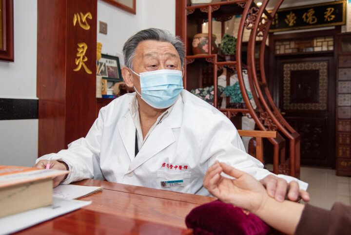 刘洪君给病人把脉.jpg