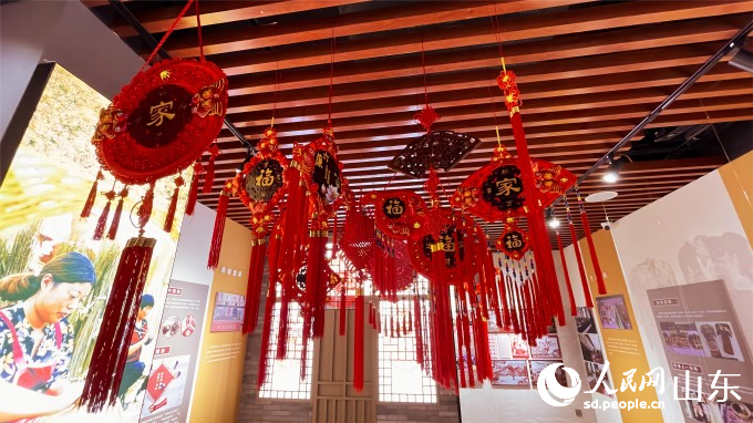 山东手造体验中心手工艺品中国结展示。人民网 乔姝摄