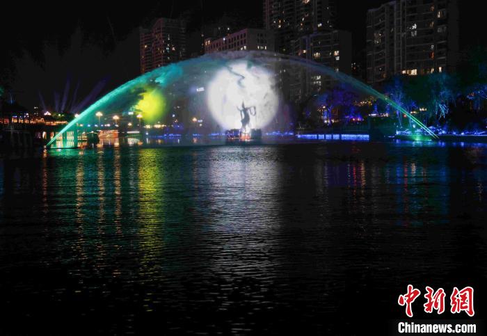 “五一”假期，位于山东省临沂市兰山区的“水韵琅琊”大型文旅综合体部分夜间演出项目对游客开放。　许传宝 摄