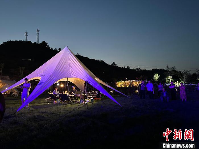 市民游客体验露营。　李明芮 摄
