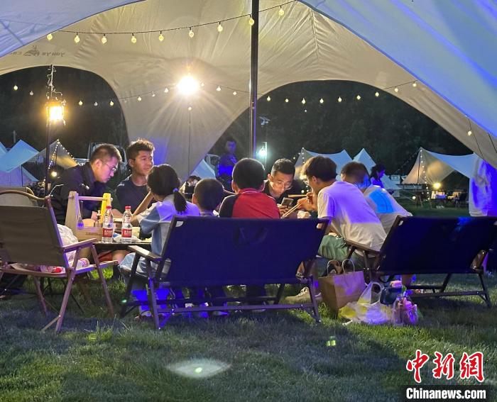 市民游客体验露营。　李明芮 摄