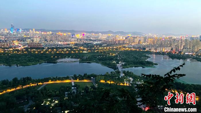 济南市华山历史文化湿地公园夜景。　孙婷婷 摄