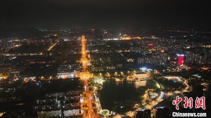 沂南县探索活跃“夜经济”新方式，满足民众便利化需求，推动城市市容和繁荣“双赢”。　徐莉 摄