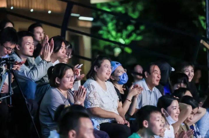 青年导演创作扶持计划现场演出引观众掌声(济宁新闻网)
青年导演创作扶持计划现场演出引观众掌声(济宁新闻网)