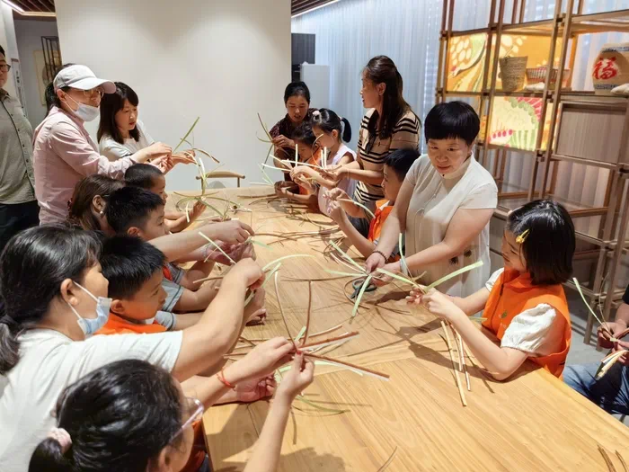 山东手造展示体验中心,博兴草编传承人张慧华带孩子们体验草编技艺
山东手造展示体验中心,博兴草编传承人张慧华带孩子们体验草编技艺