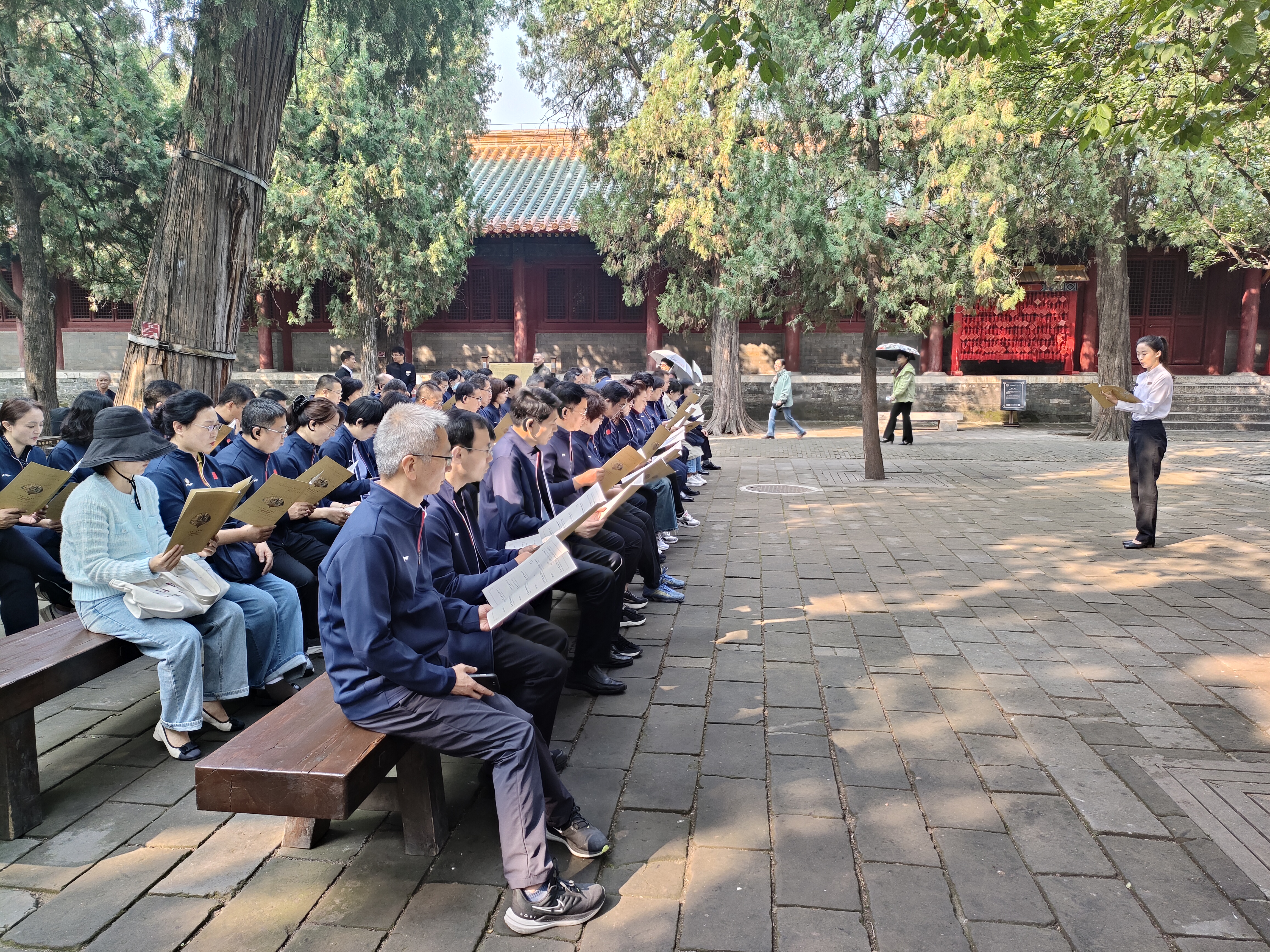 中国浦东干部学院中西部地区年轻干部培训班学员在济宁政德教育干部学院现场教学点接受政德教育。□记者 吕光社 通讯员 张文 报道 中国浦东干部学院中西部地区年轻干部培训班学员在济宁政德教育干部学院现场教学点接受政德教育。□记者 吕光社 通讯员 张文 报道