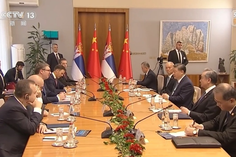 习近平同塞尔维亚总统武契奇举行会谈.jpg