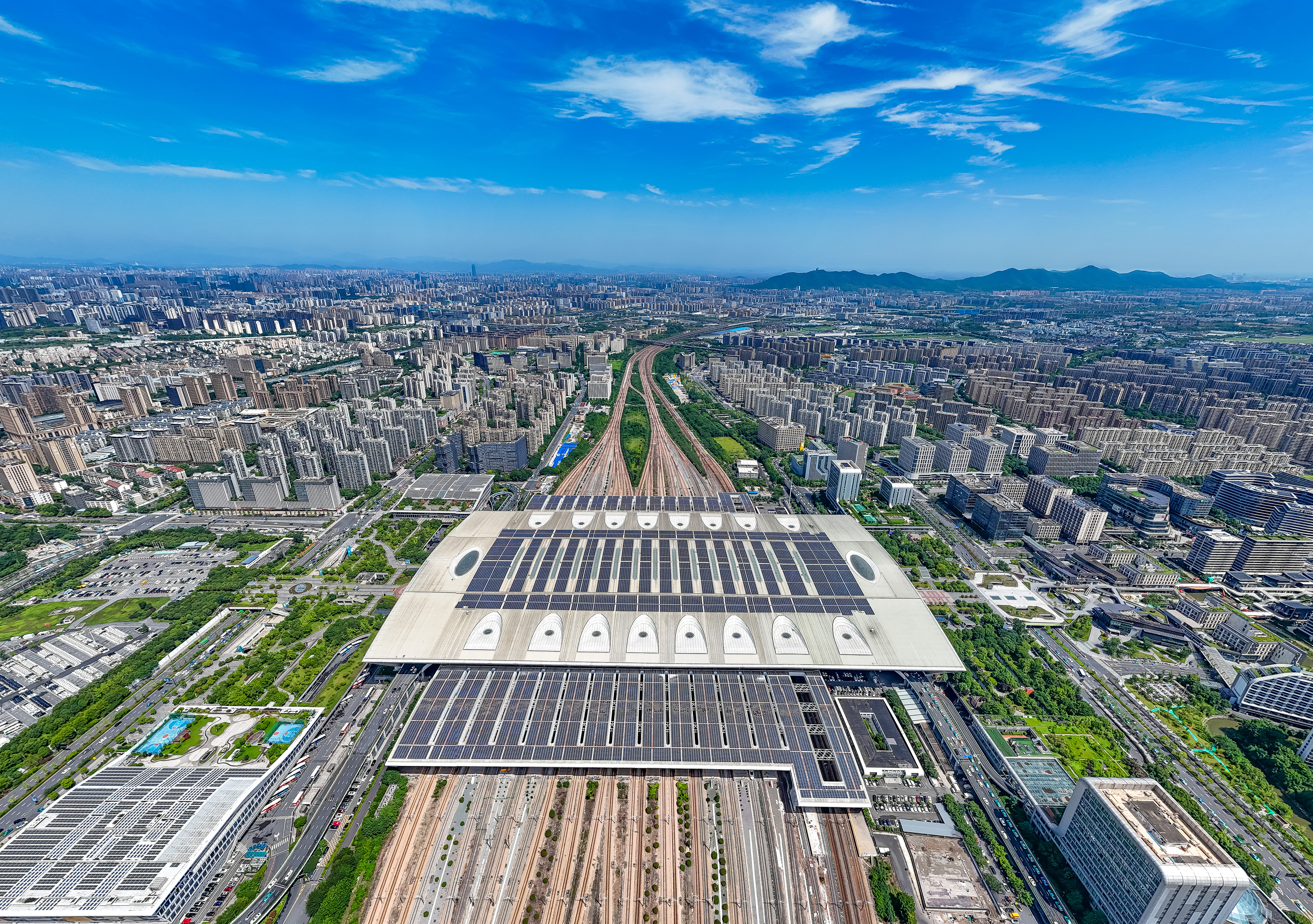 2025年10月29日，浙江杭州，航拍杭州东站站房屋顶及南北雨棚光伏发电方阵。